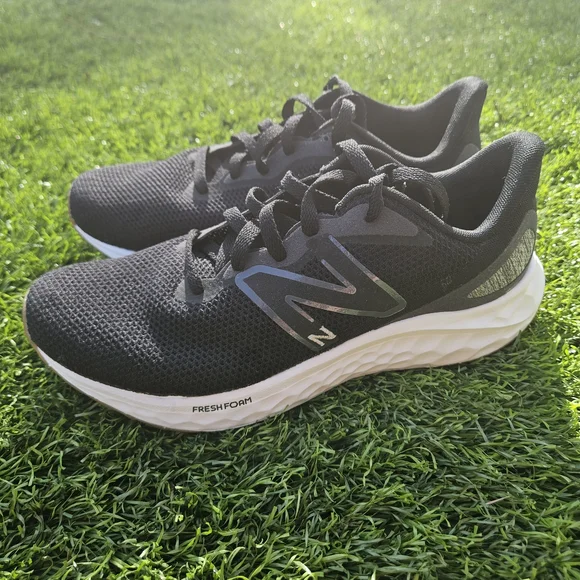 New Balance | Shoes | New Balance Fresh Foam Arishi V4 Black  display picture 2